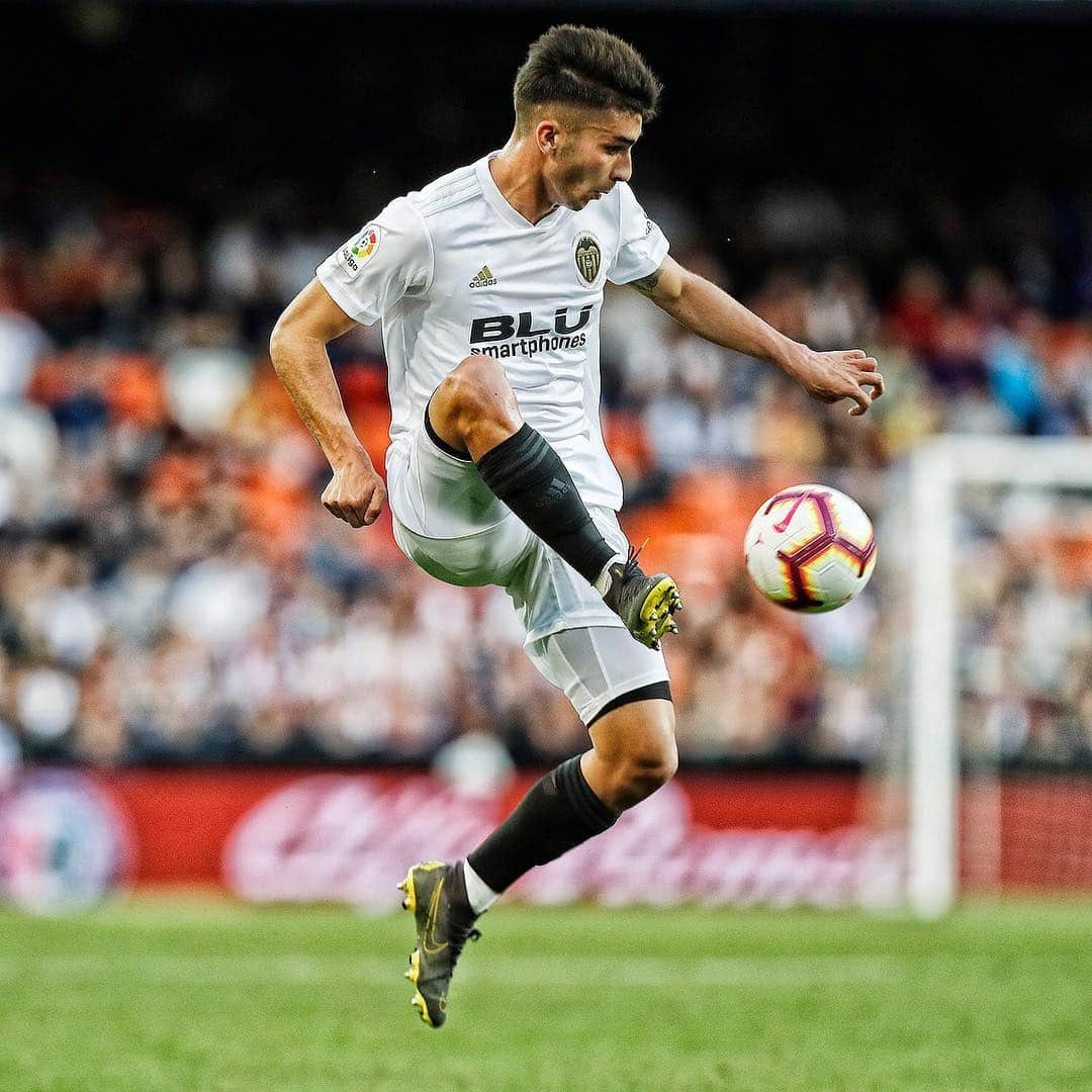 バレンシアCFさんのインスタグラム写真 - (バレンシアCFInstagram)「🇪🇸🦇 Our young BIG boy . 19 años 🔥 . VALENCIANISTA e INTERNACIONAL 🔝 . #AmuntValencia」3月21日 1時06分 - valenciacf