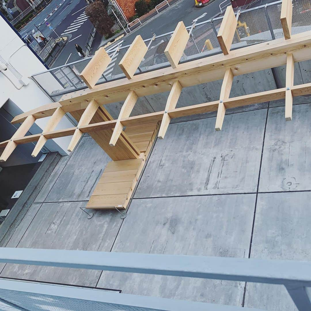 山本真由美さんのインスタグラム写真 - (山本真由美Instagram)「. RCR arquitectes🇪🇸 . at ギャラリー間 . . 吉野杉の美しさ。山を守る人。 いつか吉野の桜を見たいんだ。 🌸🌸 . #建築 #architecture #toto #ギャラリー間 #ギャラ間  #gallery #japan #tokyo  #吉野杉 #yoshino #tree  #beautiful #nature #sakura  #rcrarquitectes #spain #roppongi #木目 #design #detail #昆布 じゃないよ (´˙꒳˙`) #木」3月21日 1時07分 - mayumi_yamamoto.official