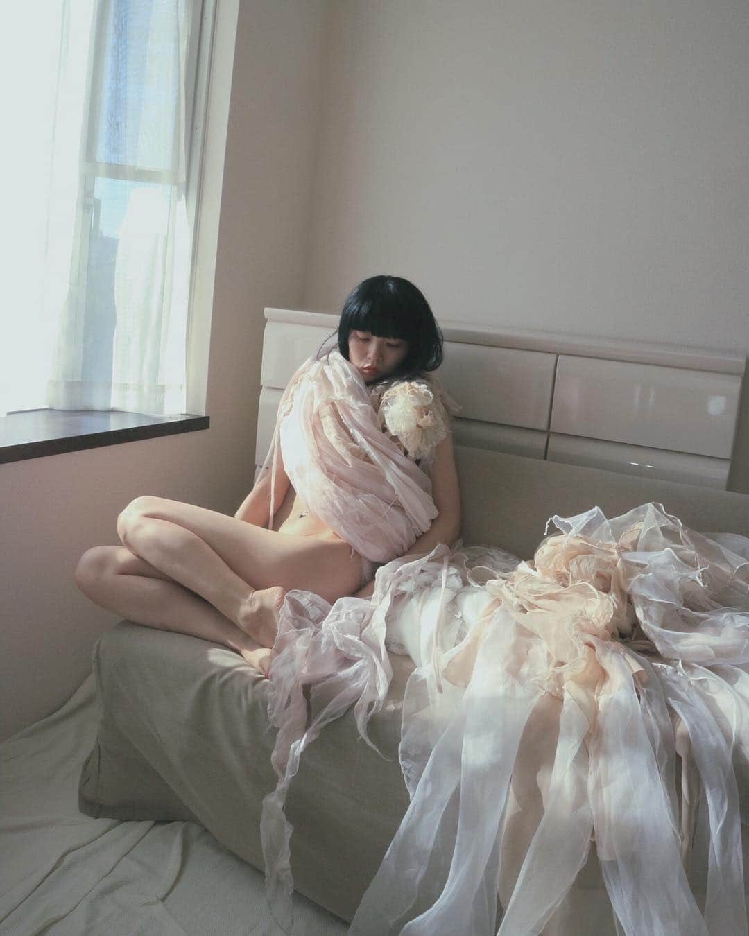 ARAKI SHIROのインスタグラム：「blowing hard here.. . . . collabo with @daredemonai_watashi  costume by me . . . #ARAKISHIRO#FUKUOKA#costume#vintagedress#hautecouture#contemporaryart#portrait#portraitphotography#fashionphotography#sombrebeings#pr0ject_soul#themysterypr0ject#humanedge#pr0ject_uno#sensuality#artphotography#__bodyart__#darkbeauty#osphilia#ithosmag#_fairies#unvaeljournal#feetrica#bodymood#model#福岡#ポートレート#衣装#コスチューム#アラキシロウ」