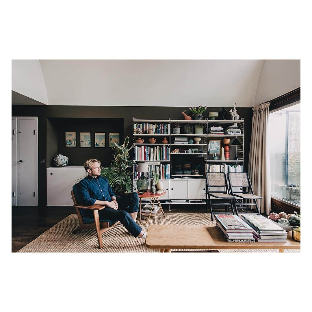 The Modern Houseさんのインスタグラム写真 - (The Modern HouseInstagram)「‘Living so centrally, I’m surrounded by glass, concrete and metal, and so I felt it necessary to bring some nature inside, which led me to bring in more earthy colours.’ Link in our bio to watch the final film in our 'Living with Colour' series with Barbican resident Tom Morris. @farrowandball @tom___morris  #livingwithcolour #barbican #colourinspiration」3月21日 1時17分 - themodernhouse