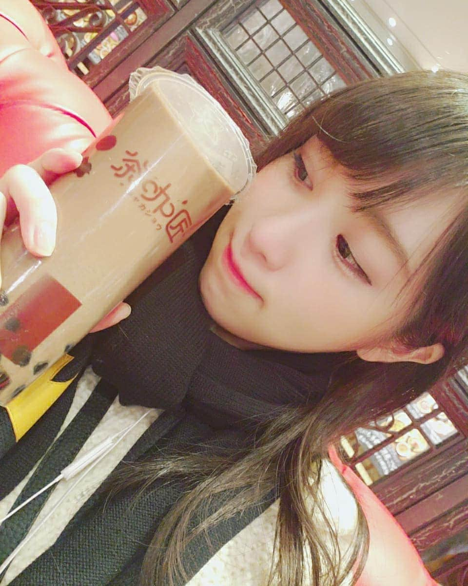 小田桐奈々さんのインスタグラム写真 - (小田桐奈々Instagram)「#茶加匠 （ ⑉´ᯅ`⑉ ）✨ * * 今年になって原宿にもお店できたんだけど、大久保店にいってきたよ！ ここめーーっちゃ美味しかった😢💓 かなり並んだけど、並んだだけあったなぁ… * 黒糖ラテとオレオが大好きな奈々にとっては #黒糖ラテタピオカオレオ が最強だった！ * ちなみに 黒糖ラテタピオカココア も持ち帰りで頼んだ食いしん坊。 のちに原宿店にもいったんだけど、大久保店のときのほうが美味しく感じたのであった……… * * 髪の毛の長さで時系列がへんてこじゃ🙀短いのも好きと言ってくれて嬉しい… * * ※DMのお返事できずごめんだよ😭 会いに来てくれた皆、コメントよくしてくれる皆、覚えているよ😝✨ * * *  #タピ活 #タピオカ巡り #タピオカ好き #タピオカ#タピオカ専門店 #タピレポ #スイーツ #東京スイーツ #タピオカドリンク #タピオカミルクティー #タピオカ大好き #たぴおか #タピオカグラム #タピオカグラマー #tapioca #boba #bobatea #tapioka #sweets #yummy #yum #tasty #大久保 #okubo #新大久保 #shinokubo #チャカショウ #ななのタピ活」3月21日 1時12分 - odagirinana