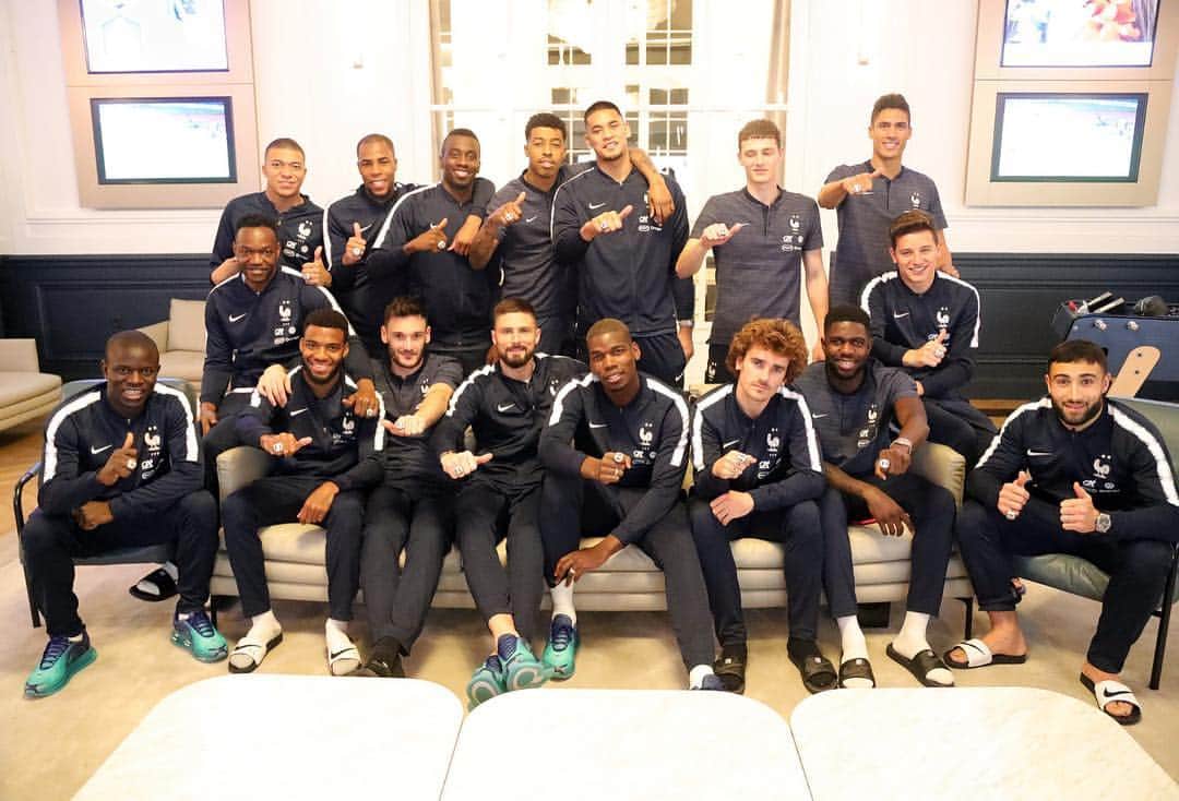フロリアン・トヴァンのインスタグラム：「Merci la Pioche pour ce cadeau qui nous liera à tout jamais 🙏🏻😁❤️ @paulpogba @equipedefrance #worldchampions」