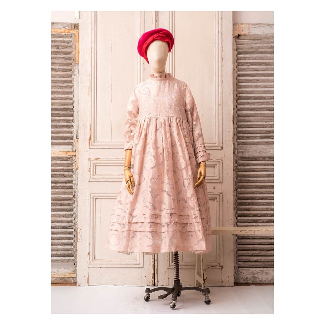 キャベジズ&ローゼズのインスタグラム：「The gentlest of dresses, Lexirose in pink organza brocade is beguilingly beautiful and a very best dress with frills and pintucks 💖 She looks fabulous when worn with the @gilfoxhats beret coming very soon #pinkdresses #brocadedress #onwednesdayswewearpink #springoutfit #ss19collection #madeinengland #frills #beret #cabbagesandroses #cabbagesandrosesfashion @christina_strutt @cabbagesandroses_shop 👆Link In Bio👆」
