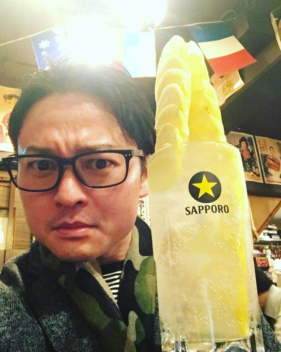 片岡千壽さんのインスタグラム写真 - (片岡千壽Instagram)「なんかレモンサワーの会長もビックリのレモンサワーってあるんですよね、、、 レモン倒れるよ。２つに折って入れたもん。入レたモン。 シロップ入れますか？って？そんな細かいシステムも聞いてくれんの？？京都以来やわ！！ 今日は入れません！！素敵やん。たまたまのお店やけど、まだまだ全国には素敵なレモンサワーのお店がありますね✨ 若干戸惑ってる顔ですが記念撮影しました‼️ 明日も頑張れます㊗️ #片岡千壽 #歌舞伎座 #レモンサワー #レモンサワー会長 #倒れるレモン #それを折る #逆V字レモン #明日もあるから早く帰ったよ #お疲れ様でした」3月21日 1時21分 - senju.kataoka