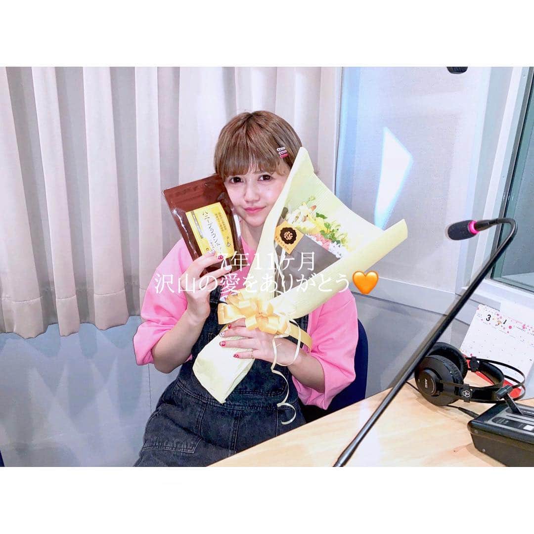 のインスタグラム：「終わってしまった... ♡ 調布FM83.8 河西里音の春夏秋冬Voice★ 7年と11ヶ月。 毎週通った調布。私の第二の地元。 この番組を通して 沢山の出逢がありました。 ♡ こんなにも長く続けてこれたのは 7年以上も聞き続けてくれた みんなのお陰です。 途中から聞き出してくれた人や 最近知ってチェックしてくれた人も いるよね？ 出逢ってくれてありがとう🧡 みんなからきたメッセージを読むのも 毎週の楽しみの一つでした♪ 沢山の愛をありがとう🙏🏻💓 ♡ 始まった当初はカミカミだったり 話し方等聞き取りずらいところが 沢山あったかと思います。 ♡ ラスト回は初回、100回目、200回目、 300回目の時のを聞いたんだけど (最終回は409回) 自己紹介の仕方や話し方が だいぶ変わってて なんだかちょっぴり恥ずかしかったなw 成長させてくれてありがとうね🧡 感謝です❀(*´▽`*)❀ ♡ りょんラジ★にゲスト出演してくれた 皆さんも本当に ありがとうございました🥴🧡 トーク力が上がったのは 確実に皆さんのお陰だと思ってますw ♡ ゲストさんが遊びに来てくれた時は そのゲストさんのファンの方達が どんなことを聞きたいか？ どんなことを知れたら嬉しいかなぁ？ なぁんてことを考えながら トークしてました🌟 知ってみたいこと知れたかなぁ？💭 ♡ ゲストさんに ｢あっという間で すっごく楽しかったです♪｣ という言葉を頂くことが多くて いつもニヤニヤしちゃうくらい 嬉しい言葉でした🧡 ありがとうございます♪♪ ♡ ラジオは声だけで伝えるお仕事だから 声のコンディションは 常に気にしてたんだけど、、 鼻声だったりカスカスの状態で お届けしたこともあったよね？💦 あの時はゴメンネ🥺 ♡ でもね、みんなにとって 少しでも元気が出たり 癒しの場になってたら良いなぁ♪ という気持ちで 毎回収録に臨んでたんだ😚😚😚 ♡ 3/25(月)25:00-25:30で 番組は終わっちゃうけど 私の活動はまだまだ続くし また元気だったり 癒しがほしくなった時は 遠慮なく会いに来てネっ🧡 Twitterもインスタも更新するし いいね♪もするしLIVEも やるからねᙏ̤̫❤︎ ♡ みんなの存在が私の元気の源です♪ いつもありがとう🙏🏻💓 これからもよろしくネ(*/ω＼*)🍀*゜ #調布FM#りょんラジ#調布#radio #感謝#ありがとう#愛してる#らぶゅ」