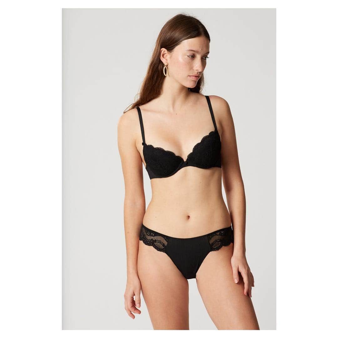 レジャビーのインスタグラム：「Our INSAISISSABLE line with sophisticated lace —— Notre ligne INSAISISSABLE en dentelle raffinée #maisonlejaby #lingerie #dentelle #soutiengorge #sousvetements #savoirfaire #savoirfairefrancais」