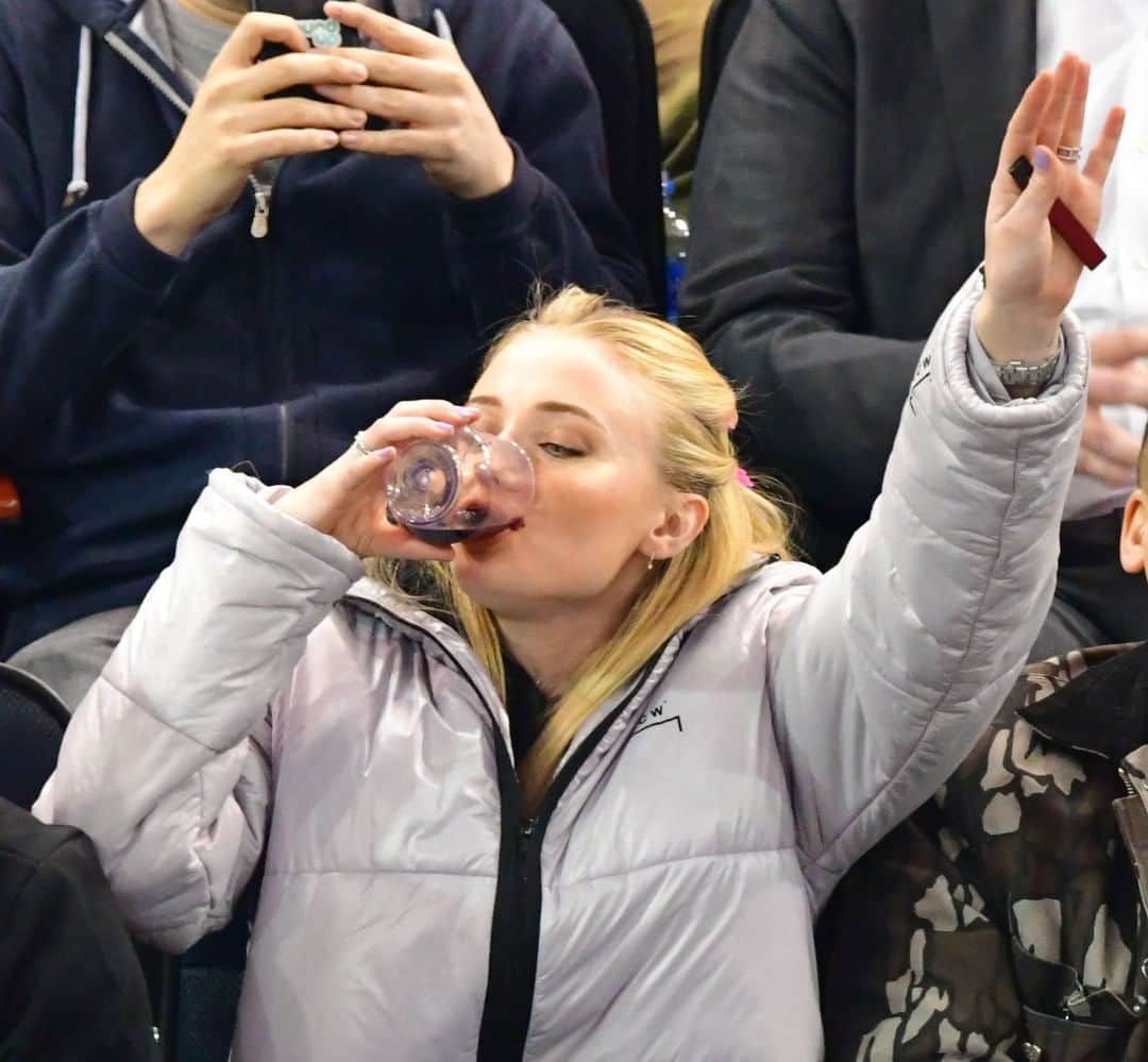 VICEさんのインスタグラム写真 - (VICEInstagram)「When Sophie Turner (aka Sansa Stark) discovered she was on the Jumbotron during last night's Rangers game, she did what any future Queen in the North would do: she hit the dab, Juul in hand, and then slammed an entire glass of wine in one giant gulp. 🍷 👌 Watch the iconic moment at the link in bio. 📸 by JD Images/Shutterstock」3月21日 1時41分 - vice