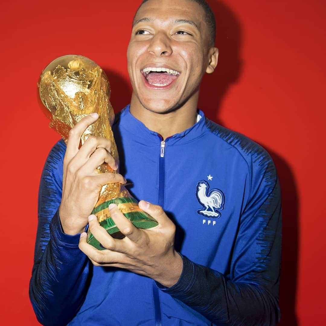 FIFAワールドカップさんのインスタグラム写真 - (FIFAワールドカップInstagram)「#InternationalDayOfHappiness 🏆😃 #WorldCup #FIFAWWC #U20WC #U17WC」3月21日 1時46分 - fifaworldcup