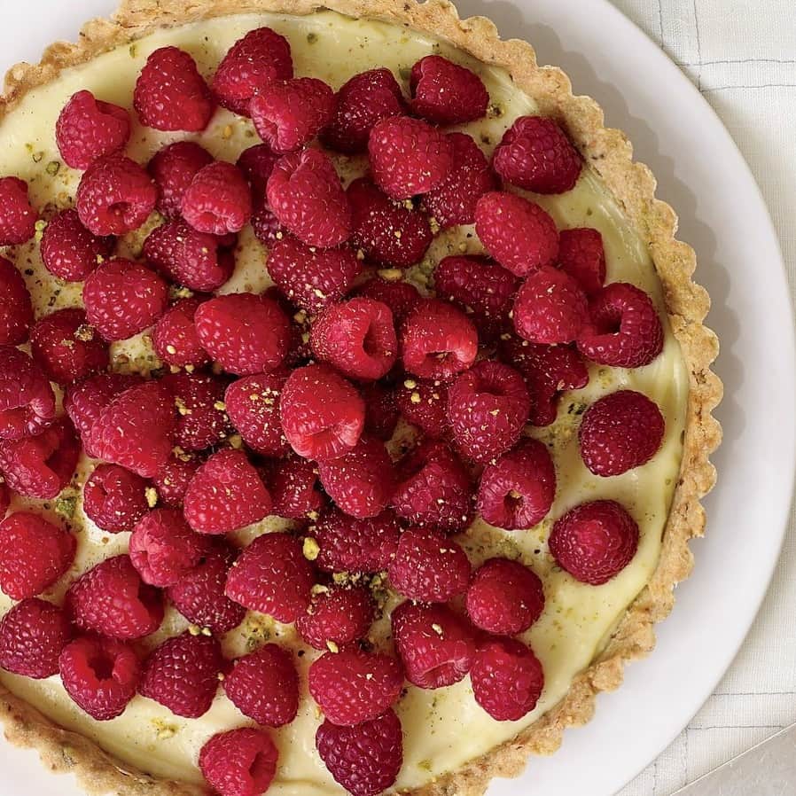 Food & Wineさんのインスタグラム写真 - (Food & WineInstagram)「Easter dinner's great, but Easter dessert is even sweeter.  It's time to start planning—tap the link in our bio for some of our favorites, including this beautiful raspberry tart with pistachio crust. 📷: @stephanie_foley_photo」3月21日 1時49分 - foodandwine