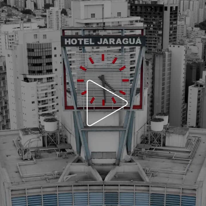 Schutzのインスタグラム：「Em 1954 um grupo de empresários paulistanos decidiu criar uma experiência de hotelaria como São Paulo, ainda um projeto de megalópole, nunca tinha visto. Foi por isso que o projeto do hotel ganhou o nome de Jaraguá, que na língua tupi significa “senhor do vale”: o Jaraguá representaria o ponto alto da hospitalidade paulistana. Neste hotel lendas e mitos descansaram (ou nem tanto): Ella Fitzgerald, Sophia Loren, Fellini, Brigitte Bardot, Mick Jagger, rainha Elizabeth II, Robert Kennedy, Fidel Castro. O Jaraguá não era um hotel: era a versão paulistana do Olimpo.  Os anos passaram, o hotel já não abriga mais ícones, mas algo do glamour de outrora ainda está impregnado em suas paredes: acesse o passado. Crie seu futuro. Unlock your City.  Coming Soon! #schutzfall #unlockyourcity」
