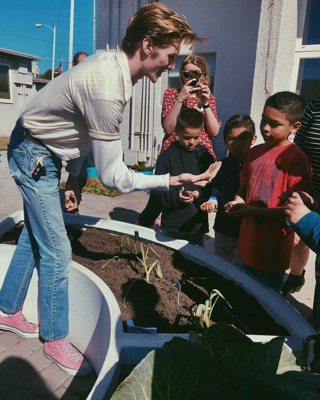 ラッキー・ブルー・スミスさんのインスタグラム写真 - (ラッキー・ブルー・スミスInstagram)「it’s plant a seed day!! sometimes i feel like we forget that we can plant some of our own food in our backyard or even on your balcony... i had such a wonderful time planting seed with the kids at this school! thank you so much for inviting me @biggreen @kimbalmusk @mayemusk join the movement and invest in your future!🖤 #plantaseedDay」3月21日 1時50分 - luckybsmith