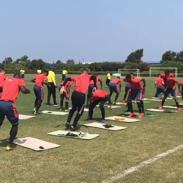 サッカー コロンビア代表チームのインスタグラム：「‪A esta hora inicia el primer entrenamiento de la @fcfseleccioncol Masculina Sub-17 en Lima, Perú. 🇨🇴⚽️ #FCFSub17 ‬」