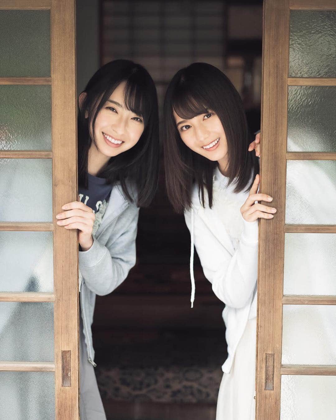 週刊少年マガジンのインスタグラム：「3月20日発売の「週刊少年マガジン」16号に金村美玖さん&小坂菜緒さんが登場！ 【 #けやき坂46 】から【 #日向坂46 】へとグループ名が変わる。３年間【けやき坂46】として活動してきた彼女たちが、【欅坂46】から独立し、3月27日に単独シングルを発売する。そんな【日向坂46】から16歳の #金村美玖 さんと #小坂菜緒 さんが登場！  撮影／藤本和典 スタイリング／南拓子 ヘアメイク／田村直子、スミホシナ デザイン／松本麻実（GROSVENOR design） 衣装協力／LA BELL ETUDE」