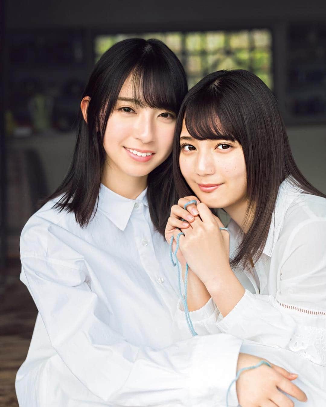 週刊少年マガジンのインスタグラム：「3月20日発売の「週刊少年マガジン」16号に金村美玖さん&小坂菜緒さんが登場！ 【 #けやき坂46 】から【 #日向坂46 】へとグループ名が変わる。３年間【けやき坂46】として活動してきた彼女たちが、【欅坂46】から独立し、3月27日に単独シングルを発売する。そんな【日向坂46】から16歳の #金村美玖 さんと #小坂菜緒 さんが登場！  撮影／藤本和典 スタイリング／南拓子 ヘアメイク／田村直子、スミホシナ デザイン／松本麻実（GROSVENOR design） 衣装協力／LA BELL ETUDE」