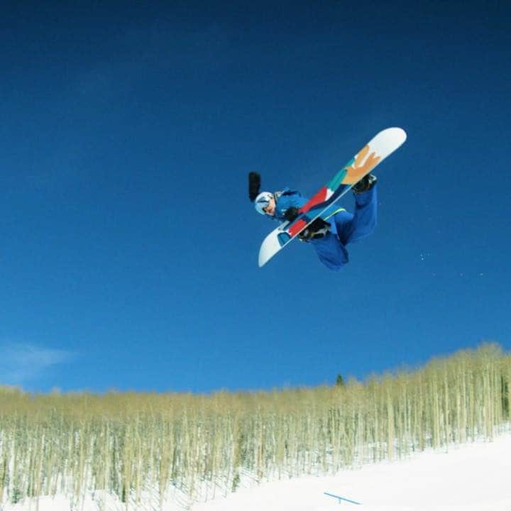 のインスタグラム：「@markmcmorris ripping the #Mine77 McMorris Mystery Lite in-between slopestyle runs at the #BurtonUSOpen. @markmcmorris and @jakeburton77 worked together to develop the graphics and refine the design of this limited-edition  snowboard, which was handcrafted in Craig’s proto facility at our Burlington headquarters. All proceeds go to the @McMorrisFDN. Check it out at the link in our bio.」