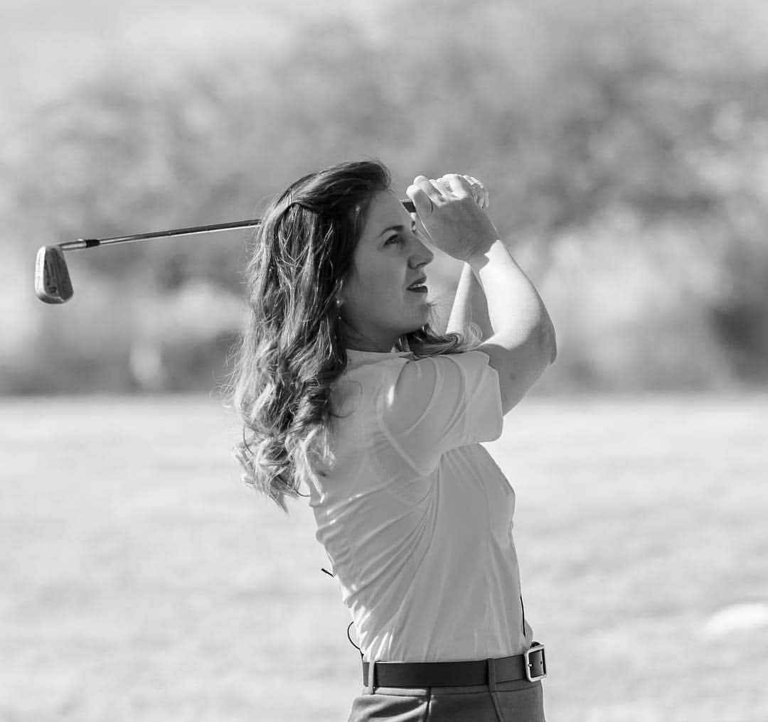 サンドラ・ガルさんのインスタグラム写真 - (サンドラ・ガルInstagram)「I did a super fun video shoot yesterday hitting shots in a 50s outfit and old persimmon clubs in front of the only 3 founders of the @LPGA_tour who are still alive today! I have to say that playing with my @callawaygolf clubs is SO much BETTER 😉 @lpgafounders #retro #throwback . . . 📸: @thejangal」3月21日 1時58分 - thesandragal