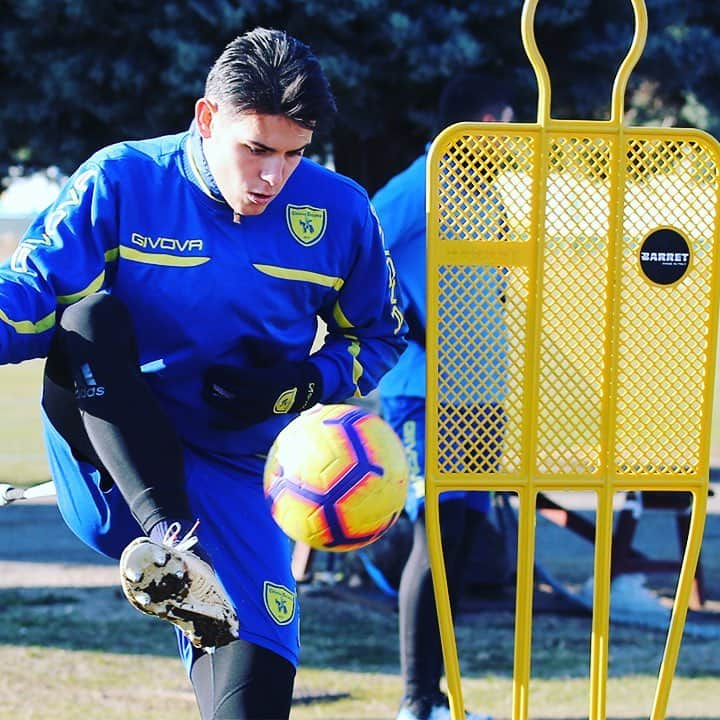 ACキエーヴォ・ヴェローナさんのインスタグラム写真 - (ACキエーヴォ・ヴェローナInstagram)「👀⚽️👤 Tieni gli occhi sul pallone Mario! 👀⚽️👤 Keep your eyes on the ball Mario! 💛💙 #lagentecomenoinonmollamai #forzachievo #trainingday #allenamento #veronello #players #football #passione #chievo #chievoverona」3月21日 1時58分 - acchievoverona