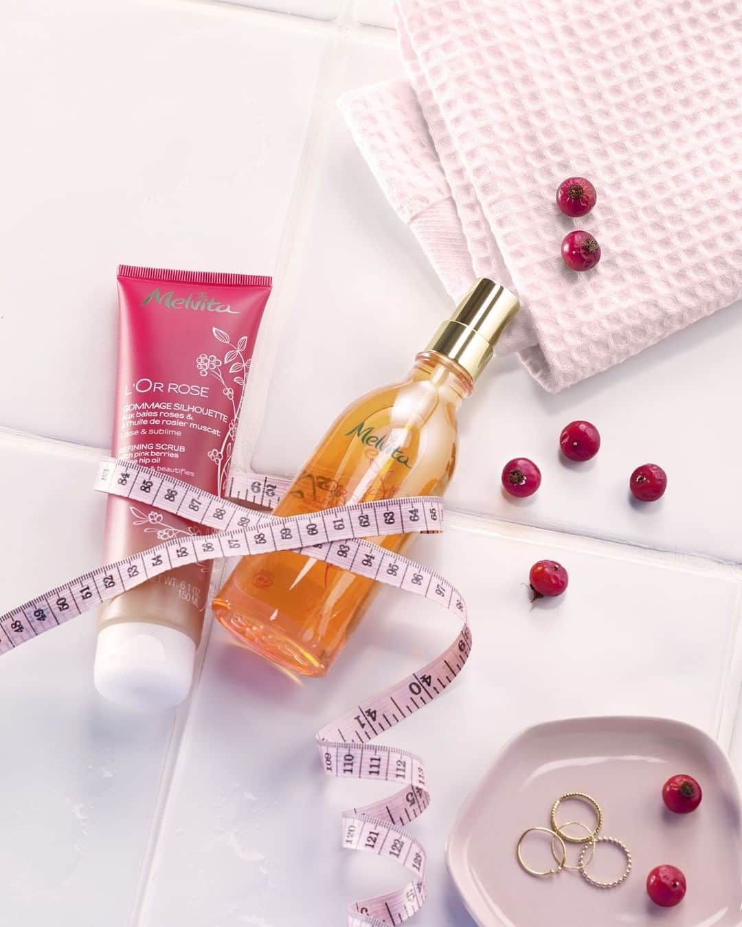 Melvita Officialのインスタグラム：「Le printemps est là ! ⠀ Découvrez notre gamme minceur l’Or Rose votre meilleur allié pour une belle silhouette! 😍⠀ ⠀ Enrichie en baie rose, elle lisse et raffermit votre peau et réduit l’effet peau d’orange !⠀ ⠀ Alors envie de tester les bienfaits de la nature? 🌿❤⠀ ⠀ #Melvita #Ouialabeautebio #Ardeche #Madeinfrance #bio #healthy #naturelovers」