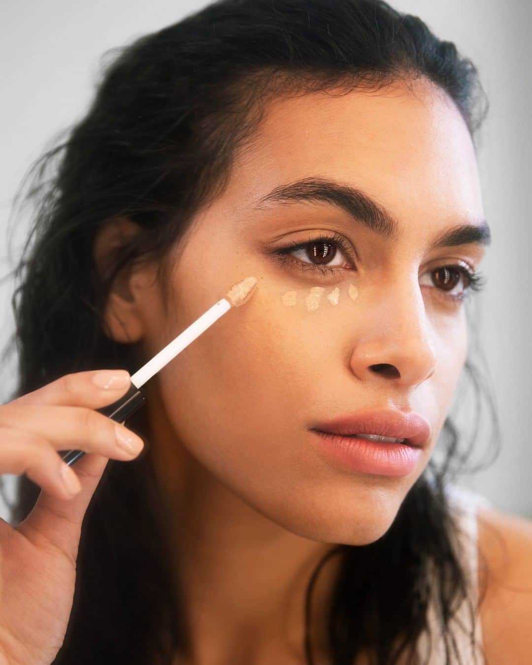 Smashboxのインスタグラム：「You know the secret to flawless skin. (Hint: It’s concealer). #StudioSkin #CrueltyFree⠀⠀⠀⠀⠀⠀⠀⠀⠀ ⠀⠀⠀⠀⠀⠀⠀⠀⠀ @brattny_b wears Studio Skin Flawless 24 Hour Concealer in Medium Warm Olive.」