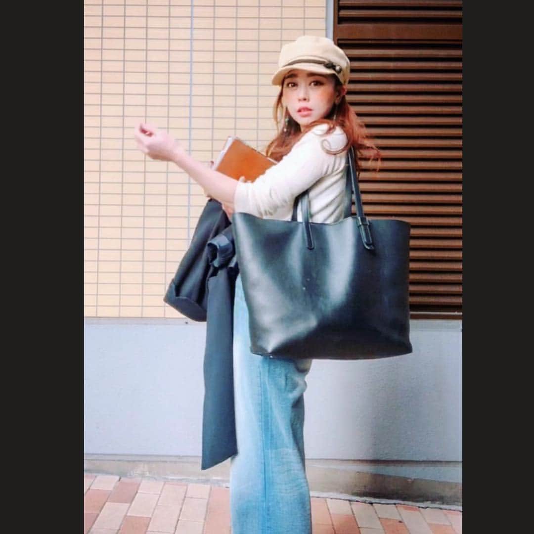 のインスタグラム：「大容量bag。 は日本未上陸本革仕事できるやつ。 . ☑︎👜/ @everlane . . .  #everlane . 日本サイトがやっとオープン♡ . #本皮 #イタリアンレザー #bag #トートバッグ #とにかく褒められbagだよ#excellent #fashion #私服 #ootd #style #outfit #アラフォー #model #さきえ #casual #natural #casualstyle #work#photography #photooftheday」
