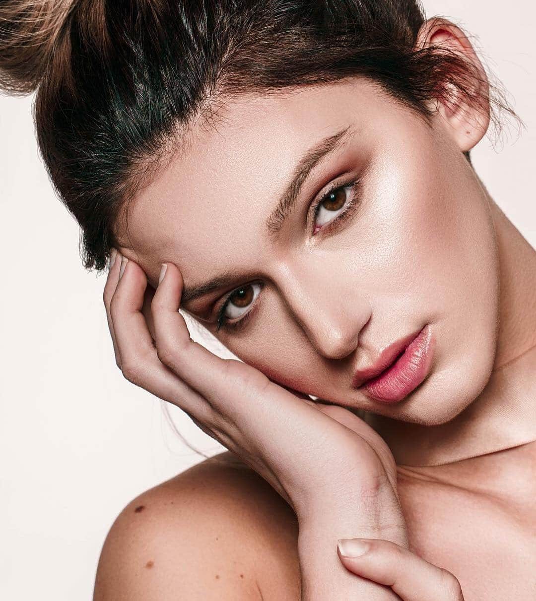 Too Facedさんのインスタグラム写真 - (Too FacedInstagram)「MUA @jaybrans bronzes @delaneykluger to perfection with our Chocolate Soleil Bronzer! 😍 #regram #toofaced」3月21日 2時09分 - toofaced