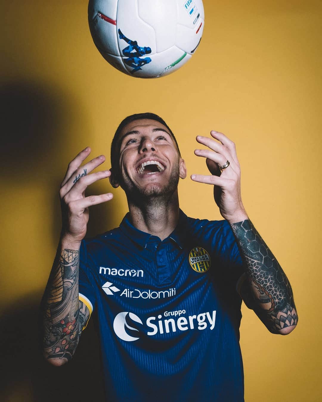 ルカ・マッローネのインスタグラム：「La felicità ha la forma di un pallone ⚽ . .  #InternationalDayOfHappiness」