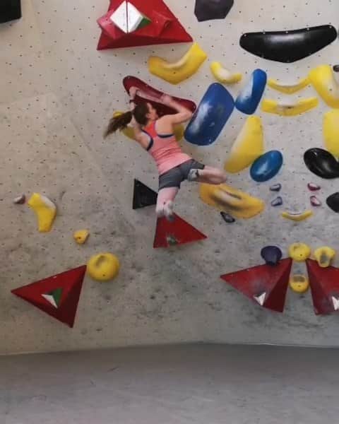 ハンナ・シューベルトのインスタグラム：「Some jumping around today🙌 🎥: @mattea.poetzi」