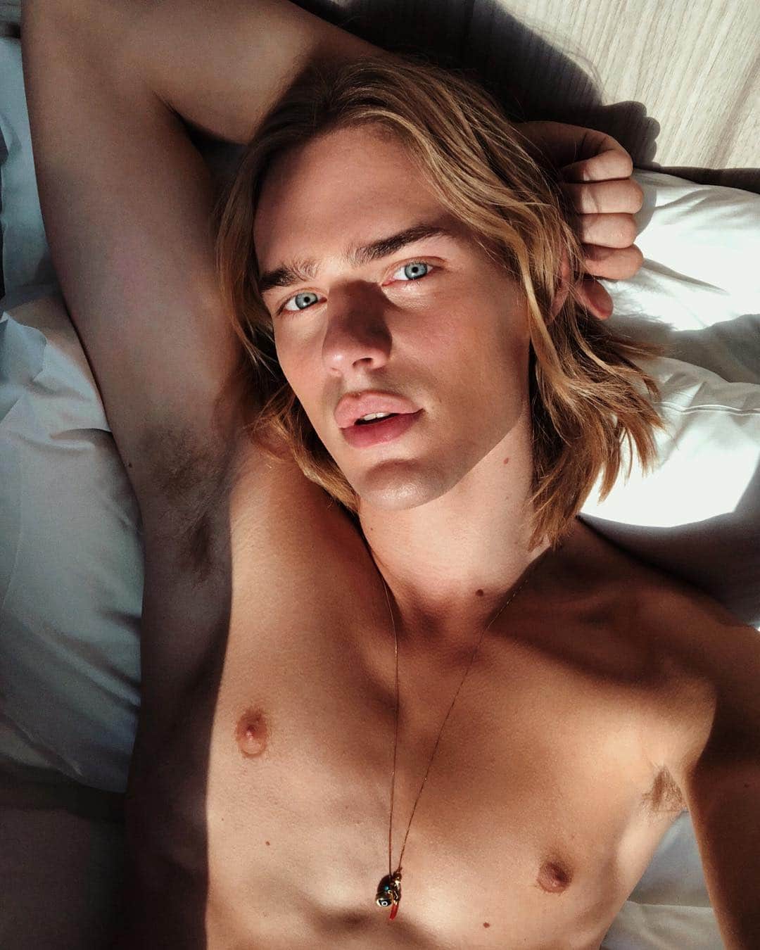 Ton Heukelsさんのインスタグラム写真 - (Ton HeukelsInstagram)「I flew 13 hours to see Santiago, but decided to stay in bed and take a selfie #priorities」3月21日 2時21分 - therealtonheukels
