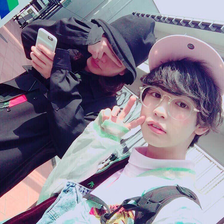 ロザッチのインスタグラム：「サンニブを創設して6年経ちました。 22歳だった若者の経営者も28歳になりました。サンニブというお店は私の人生そのものです。最初はママにもパパにも反対されました。自分がやる事を初めて両親に反対されたかもしれない。なんでって思ったけど、今なんでか分かります。お母さんが先日倒れた日に初めてわかりました。なんで反対されたのか、やっとやっとわかりました。ずっとずっと絶対に親には将来楽させたいって絶対俺が成功して自慢の息子になりたいって思って頑張ってきました。実家にも帰らず何年も何年も毎日毎日仕事して、寝る時間なんて全くなくて、本当本当しんどかったです。自分が服を好きだからってやってる今のサンニブという仕事は本当に本当に大変でした。服を嫌いになった時もありました。趣味を仕事にするってこんな大変なんやって、辞めたいとも思ったし、もう限界だって思った日もありました。親に認めてもらいたいってその一心でした。そして、ゆうたろうに出会った日も、ゆうたろうを大阪に無理やり連れて行った日も、日和が接客出来ずに試着室に隠れてた日も、らて、すずかに初めて会った日も、ななちゃむが卒業してからサンニブがいいって言って帰ってきた日も、雑誌でむゆあを見てこの子がスタッフなるなら原宿に店だそうって思った日も、ようのすけとせりながいるから名古屋店出したいって思った日も、ありかとちゃんと関わってもっとありかとしっかりコミュニケーション取れてればって後悔した日も、伊達に出会った日もそして、だてが結婚してサンニブを辞めろって車の中で男同士泣きながら話した日も、のんこ、せいや、いくみ、りなが卒業した日も、みこが辞めた日も、くらがサンニブに入って俳優になった日も、ちかとと大喧嘩してアメ村から去るって説得した日も、りょうへい、しょうりに会った日も、スタッフの話なると思い出ありすぎて書ききれないんだけども、スタッフの人生の分岐点には必ずサンニブがあって、俺がいた、ただそれだけでサンニブをやって良かったなって思う。本当に数年走り続けて、日本の業界を変える程の影響力と新しい試みで、流行を作り出しました。古着の再熱に一役かうことができたし、この6年間に満足してます。そして、今年1月から2ヶ月間店の事を全て忘れて充電期間をもらいました。オーナーとしてどうなのかなって感じだけど、自分の中で店を始めて5年目の最後は自分のしたい事だけをしようって決めてたから誰にも理由は言わずに休ませて貰いました。自分の中で本当大事な2ヶ月間だった。理由は誰にも言うつもりはありません。大好きな人と旅行も行って、ゲームでランク日本一なって、本当色々色々色々考えて、暇という暇を極めました。暇ってこんなに幸せなんだって、人生で初めての経験wそれを許してくれたスタッフには感謝しています。3月21日からまたオーナーとして新しくやっていきたいと思います。この1日は私にとって人生で一番大切な日です。沢山祝ってください。 自分のしたい事ばっかりしてきた俺だけど、したい事をする為には沢山後悔しなきゃいけないし、沢山悩まなきゃいけないし、まじ沢山批判されるし、自分がしたいことが嫌いになる事もあるし、自分がわからなくなる時もあるし、けど、絶対自分が信じた道を自分がやりたい事を誰よりも自分と人を信じてやっていけば必ず道は開けます。だって俺が出来たんだから、みんなも出来るよ。今から何かしたい人に、経営したい人に、人生の分岐点に立ってる人に贈ります。スタッフ、関わってくれる人、お客さんに沢山幸せを貰えます。だから誰よりも幸せを与えて下さい。誰よりも人を愛して下さい。誰よりも許せる心を持って下さい。必ず成功します。俺が出来たんだからみんなにも出来るよ。  思ったことをつらつら書いたから文バラバラかもだけど、伝わる人に伝わればそれでいいです。  誰よりもスタッフとお客さんを愛してます。親友も大好きな人も愛してます。世界一家族を愛してます。 俺は貴方達を愛してるから、これからも俺とサンニブをよろしく頼みます。」