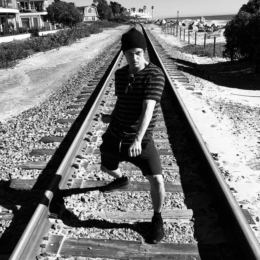 シェーン・ガラースさんのインスタグラム写真 - (シェーン・ガラースInstagram)「I don’t usually practice Kata but when I do, I prefer it happening on train tracks. 😜 #kata #omoshiroi #dontfuckwithmeimagreenbelt #shotokankarate」3月21日 2時25分 - shanegaalaasofficial