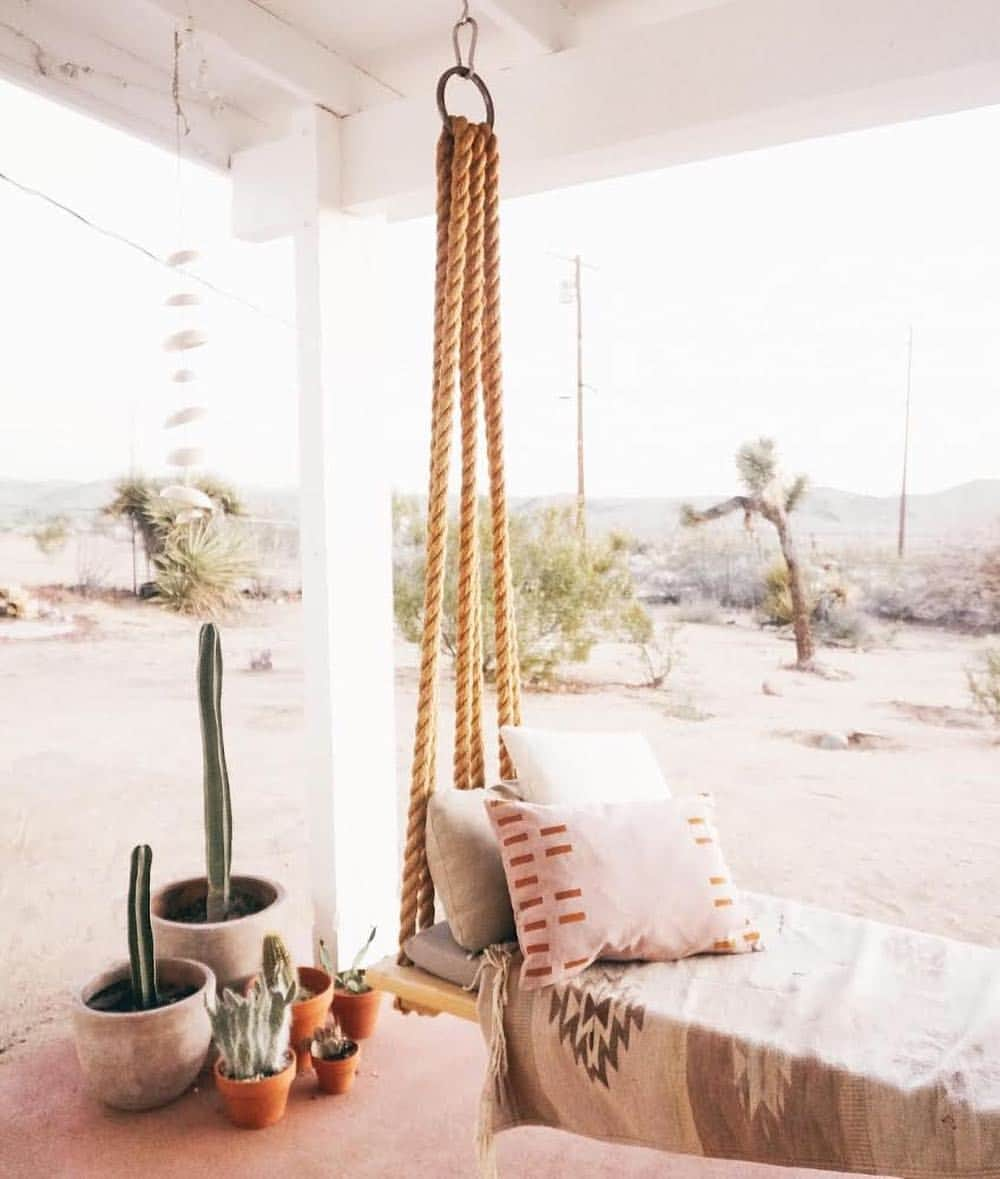 Airbnbさんのインスタグラム写真 - (AirbnbInstagram)「Whether it’s adventure or solace you seek, you can find both at this bohemian #AirbnbPlus bungalow. Soak up its creative energy while relaxing in the lush lounge space or stargazing from the rustic swing on the porch. After a good night’s sleep in the quiet desert, you’ll surely feel energized to explore Joshua Tree National Park. Or at least grab a bite at Pappy & Harriet's or Natural Sisters Cafe in town.  Click the link in our bio to see more #AirbnbPlus homes verified in person for quality and design.  Photo: @casajoshuatree」3月21日 2時46分 - airbnb