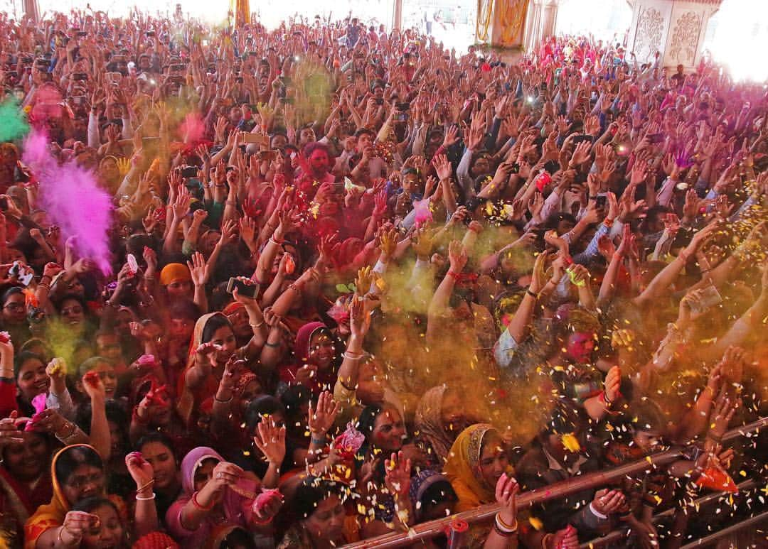 CNNさんのインスタグラム写真 - (CNNInstagram)「Revelers in Jaipur, India, throw colored powder to celebrate #Holi on Wednesday. The Hindu spring festival of colors, which dates back centuries, marks the changing of the seasons 🌸 (📸: Vishal Bhatnager/NurPhoto via Getty Images)」3月21日 2時43分 - cnn