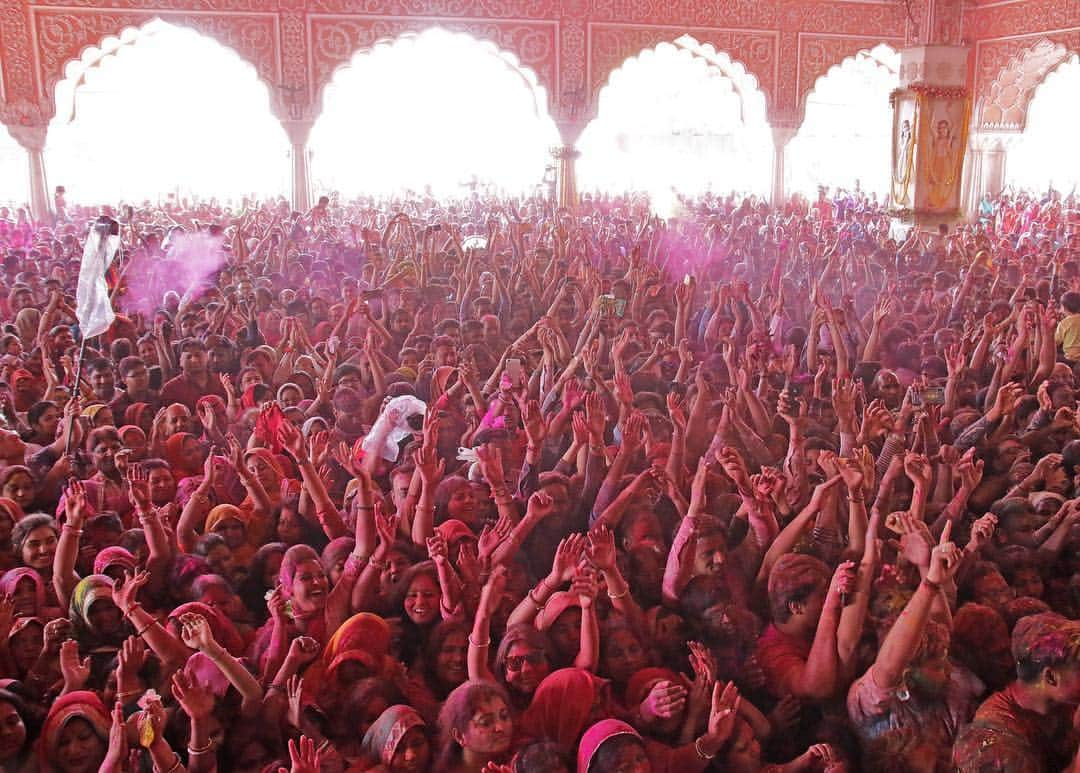 CNNさんのインスタグラム写真 - (CNNInstagram)「Revelers in Jaipur, India, throw colored powder to celebrate #Holi on Wednesday. The Hindu spring festival of colors, which dates back centuries, marks the changing of the seasons 🌸 (📸: Vishal Bhatnager/NurPhoto via Getty Images)」3月21日 2時43分 - cnn