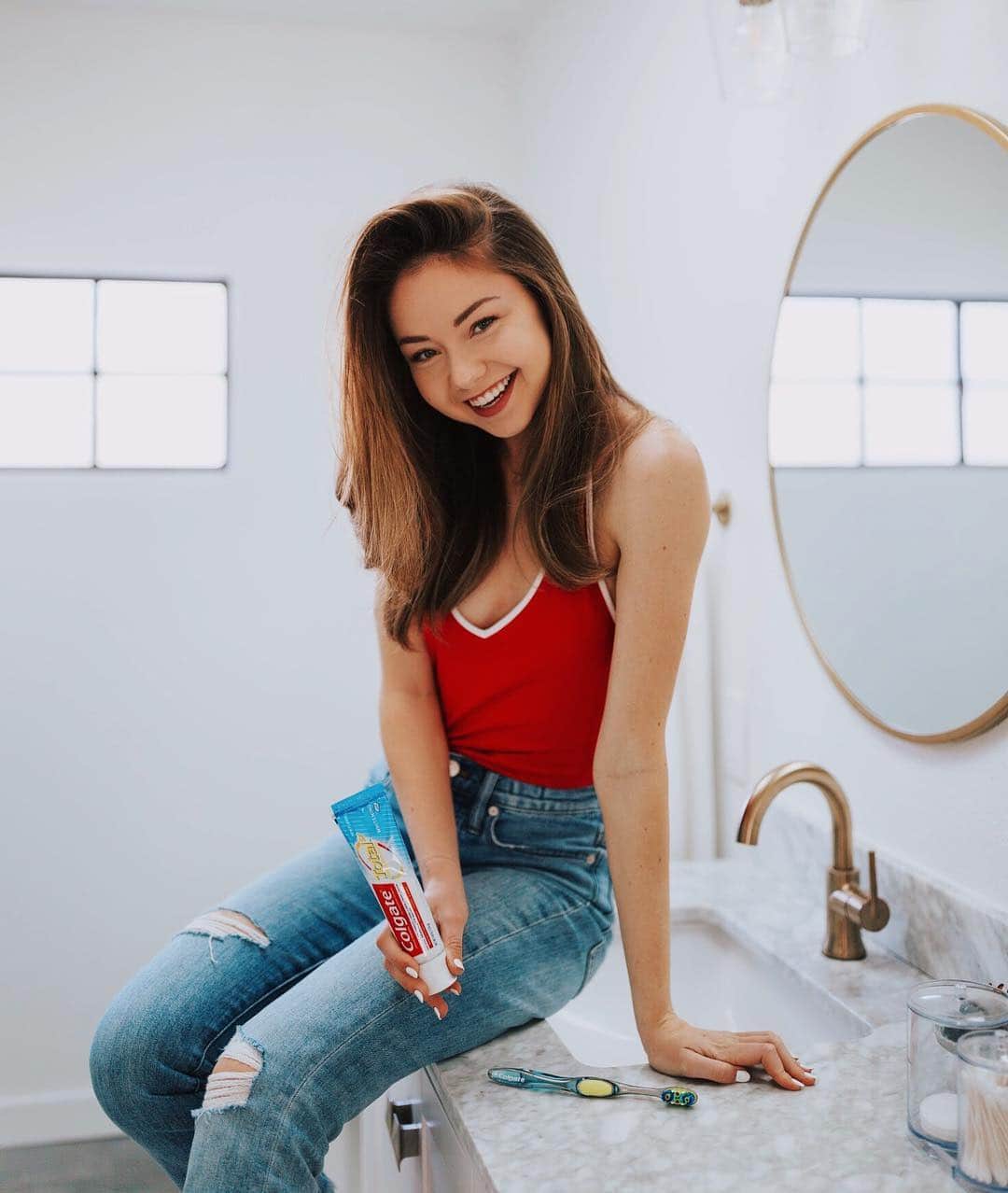 Meredith Fosterさんのインスタグラム写真 - (Meredith FosterInstagram)「I feel like a whole new woman after using the new @Colgate Total SF toothpaste 😂 Seriously though my mouth has never felt cleaner. Keeping my mouth, teeth, and gums healthy is so important to me. Growing up my dad always taught me to take good care of my smile because it is the BEST cosmetic accessory and these pearly whites are all mine 😁 The new Colgate Total SF provides all the benefits of the original formula plus delivers sensitivity relief! 🙌🏼 #ColgatePartner #newcolgatetotal」3月21日 2時54分 - meredithfoster
