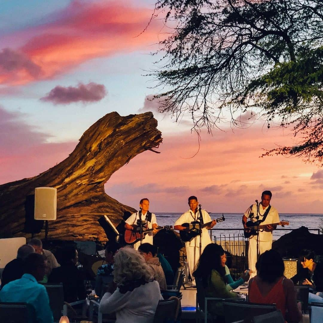 ジュリアナ・デヴァーさんのインスタグラム写真 - (ジュリアナ・デヴァーInstagram)「Now THAT'S how you end a day⁣ ⁣ If you're in Waikiki, make plans to watch the sun slip away at House Without a Key at the Halekulani Hotel.⁣ ⁣ With live Hawaiian music most nights and a graceful hula dancer to lull you into a trance (or maybe that was my mai tai?🍹), it's easy to be in full vacation mode here.⁣ ⁣ The pupus are the standouts here and I really loved the lobster tacos.⁣ ⁣ Pro Tip: Definitely make a reservation if you're heading there at sunset. Turns out this place is not a very well-kept secret anymore.⁣ ⁣ Has anyone else been here? What did you think?⁣ ⁣ ⁣ ⁣ ⁣ ⁣ #HalekulaniMoment #Hawaii ⁣ #oahu #lethawaiihappen #808 #cleverdeverwherever #alohaoutdoors #onlyinhawaii #hawaiistagram #ig_oahu  #explorehawaii #ocean #travel #igtravel #alohastate #beach #travelpics  #marveloushawaii #unrealhawaii #aloha #traveler #waikiki #islandlife #paradise #tropical #sunset」3月21日 3時03分 - cleverdeverwherever