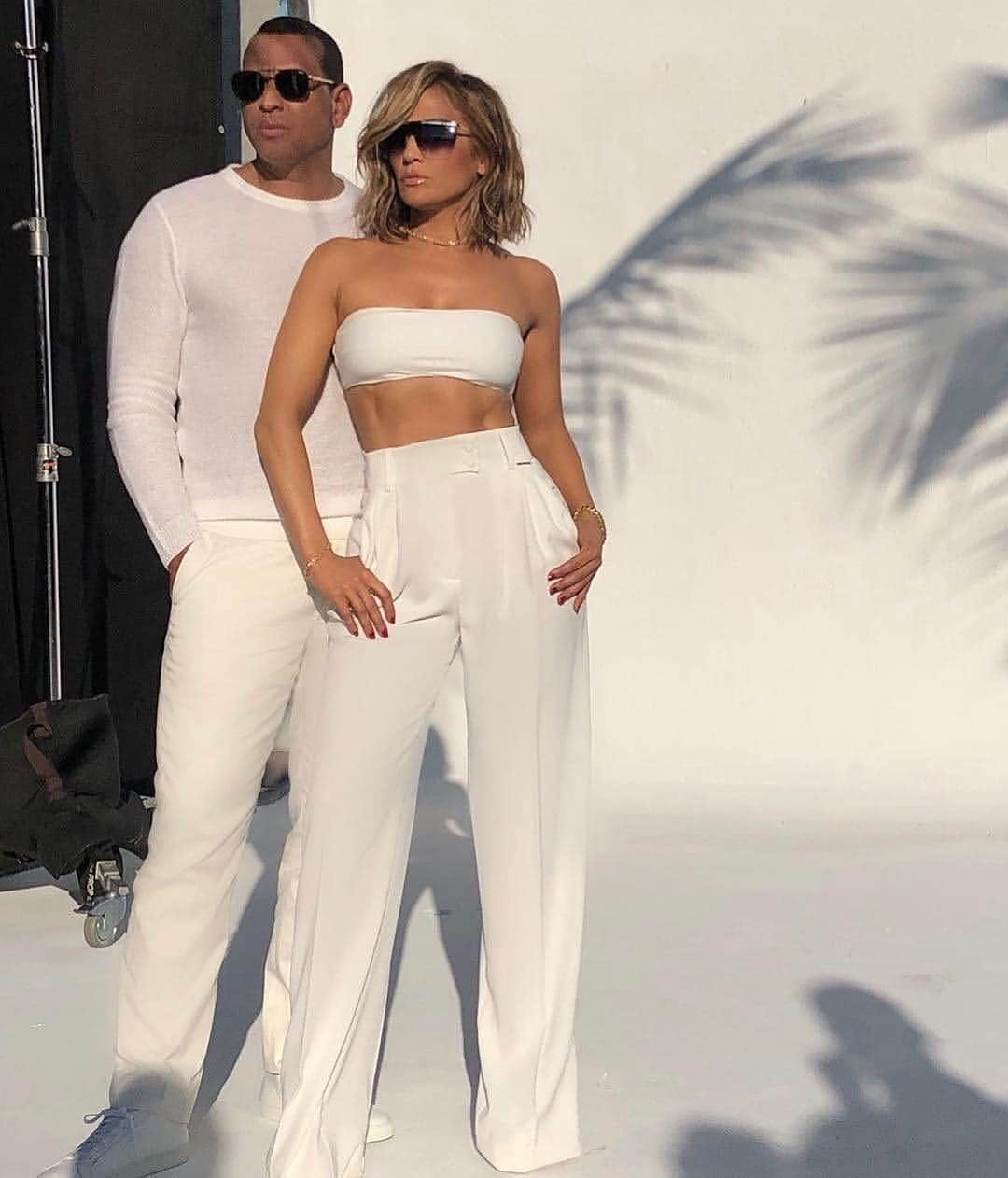 E! Onlineさんのインスタグラム写真 - (E! OnlineInstagram)「J.Lo and A.Rod blocking out all the haters in the comments that keep pointing out how many engagements she's had. (📷: @jlo)」3月21日 3時03分 - enews