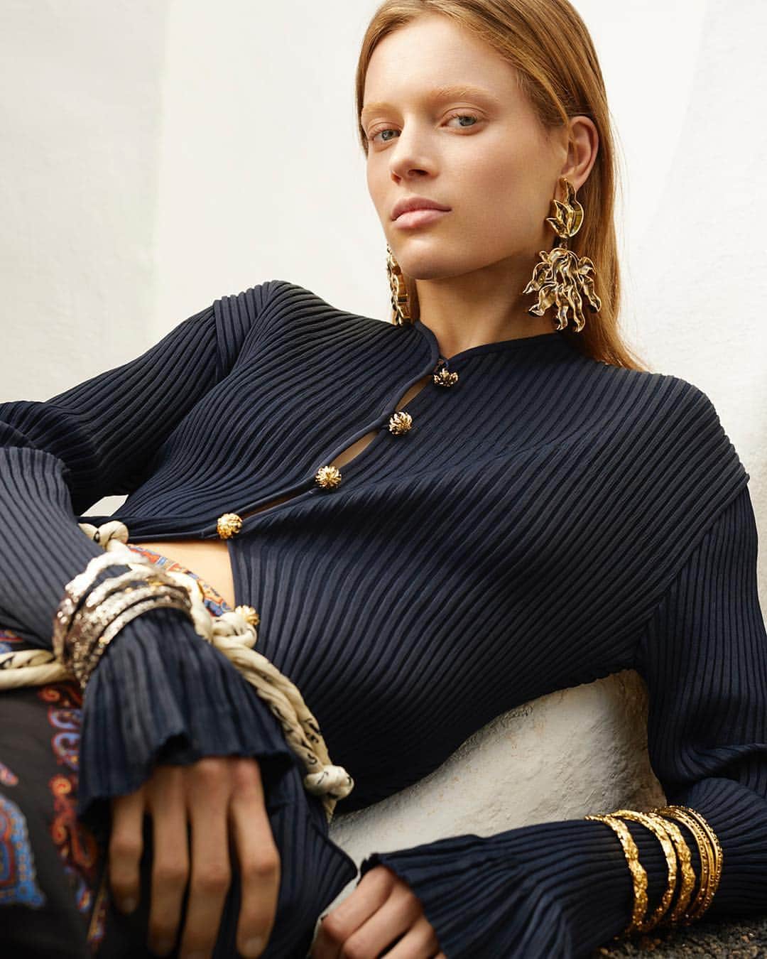 Chloéさんのインスタグラム写真 - (ChloéInstagram)「Show your #chloeSS19 attitude with a twisted lariat belt and layers of statement jewellery  Shop new ready-to-wear and accessories on chloe.com  #chloeGIRLS #chloe」3月21日 2時57分 - chloe