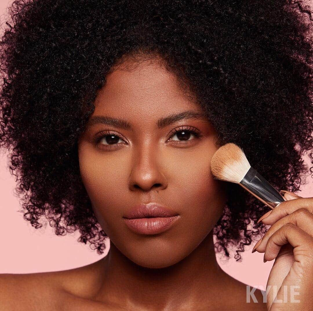 Kylie Cosmeticsさんのインスタグラム写真 - (Kylie CosmeticsInstagram)「DARK loose powder 😍 a beautiful matte setting + brightening powder for deep to deep-dark skin tones.」3月21日 2時57分 - kyliecosmetics