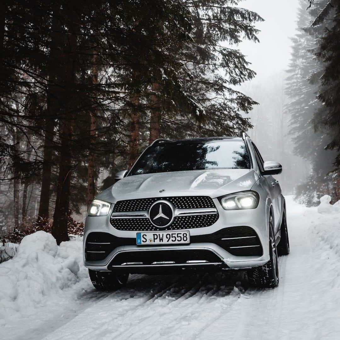 メルセデス・ベンツさんのインスタグラム写真 - (メルセデス・ベンツInstagram)「Elegance and strength combined in one SUV. ❄️ 📸: @rawlenses & @lew.de for #MBsocialcar ______________________________ [Mercedes-Benz GLE 300 d 4MATIC | Kraftstoffverbrauch kombiniert: 6,1 l/100 km | CO2-Emissionen kombiniert: 161 g/km | mb4.me/RechtlicherHinweis/] . #GLE #Mercedes #MercedesBenz #Design #Travel #Lifestyle #Car #AMG #InstaCar #Interior #Cars247 #Dreamcar #SUV」3月21日 3時00分 - mercedesbenz