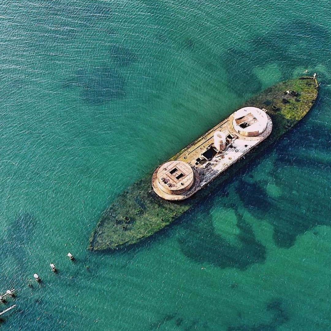Australiaさんのインスタグラム写真 - (AustraliaInstagram)「Ahoy down there! ⛵@r._yuhardi captured this fantastic bird’s-eye view of the #HMVSCerberus shipwreck at #HalfMoonBay Beach. Located just a 30-minute drive from @visitmelbourne, this ex-Navy vessel was deliberately sunk as a breakwater after retirement. In addition to being a rather picturesque spot, the surrounding rocky reefs and seagrass beds here make the perfect home for a variety of marine life. TIP: Visit at low tide when a large proportion of the ship gets exposed, you’ll get a great view as you enjoy a picnic on the beach or lunch at the local @cerberusbeachhouse by the water.  #seeaustralia #visitvictoria #visitmelbourne #viewfromabove #travel」3月21日 3時00分 - australia