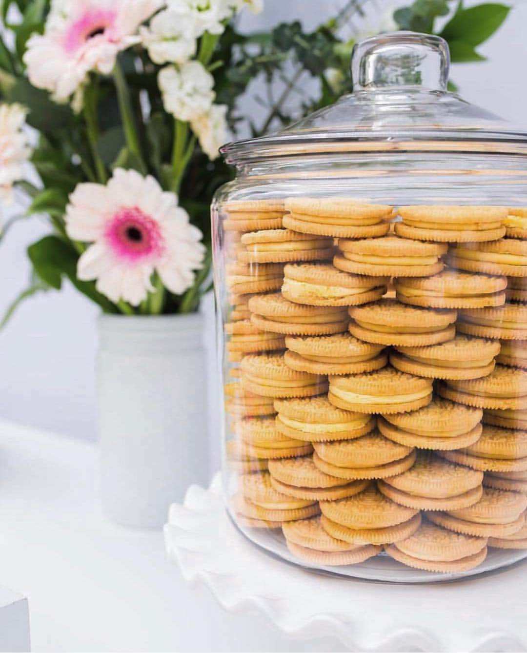 OREOさんのインスタグラム写真 - (OREOInstagram)「#FirstDayOfSpring DECOR TIP: Lemon OREO cookies can add an eye-catching springtime accent to any space — as long as you can keep the jar filled! 📸: @johnstonstyle」3月21日 3時00分 - oreo