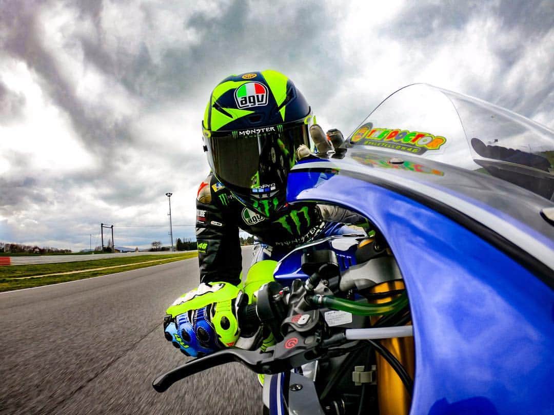 バレンティーノ・ロッシのインスタグラム：「Training at @misanoworldcircuit with @vr46ridersacademyofficial 📸 by @gopro」