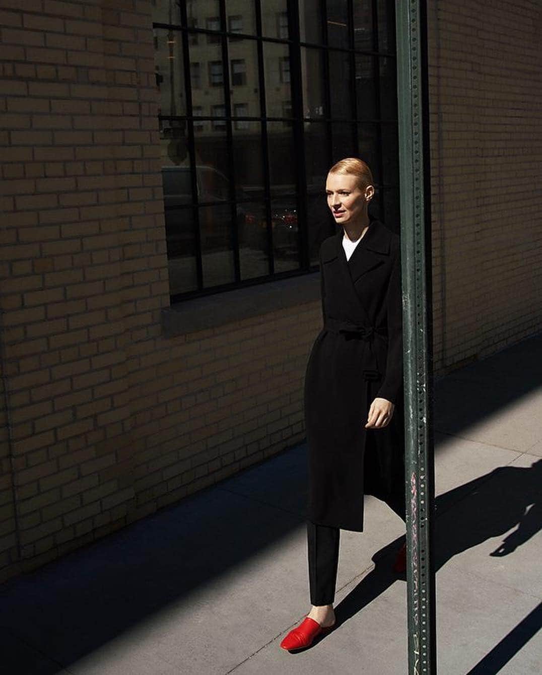 のインスタグラム：「My Theory: Tracy Doyle. ⠀⠀⠀⠀⠀⠀⠀⠀⠀⠀⠀⠀ “The versatility of a trench is wildly underrated. It has become my go-to coat when I don’t know what else to wear. As it is fundamentally utilitarian in form, it works equally well with my black pant as it does with denim, and when you forgo the buttons and tie the belt closed, it literally saves any outfit.” ⠀⠀⠀⠀⠀⠀⠀⠀⠀⠀⠀⠀ Follow the link in bio to shop all of Tracy’s looks.  #MyTheory」