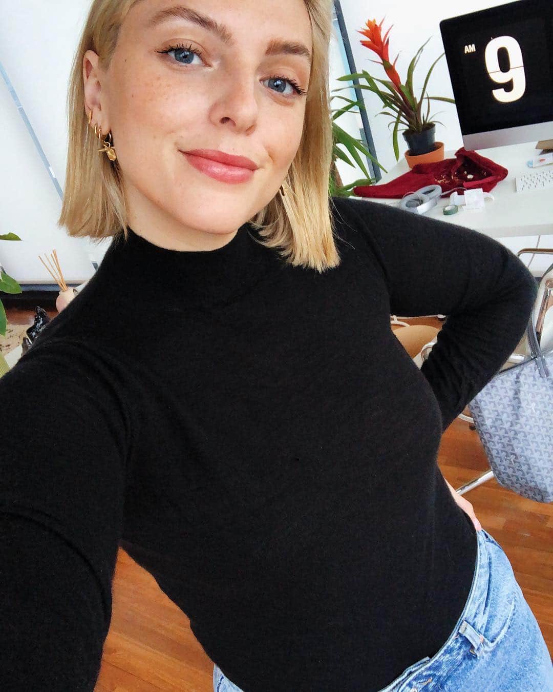 Estée Lalondeのインスタグラム：「Your girl has FINALLY uploaded a new beauty video! I get so many questions about how I do my glowy makeup with no foundation at all (but a few little tricks) 🤗 Head over to my channel or click the link in my bio to watch! 🖤 #ELbeauty」