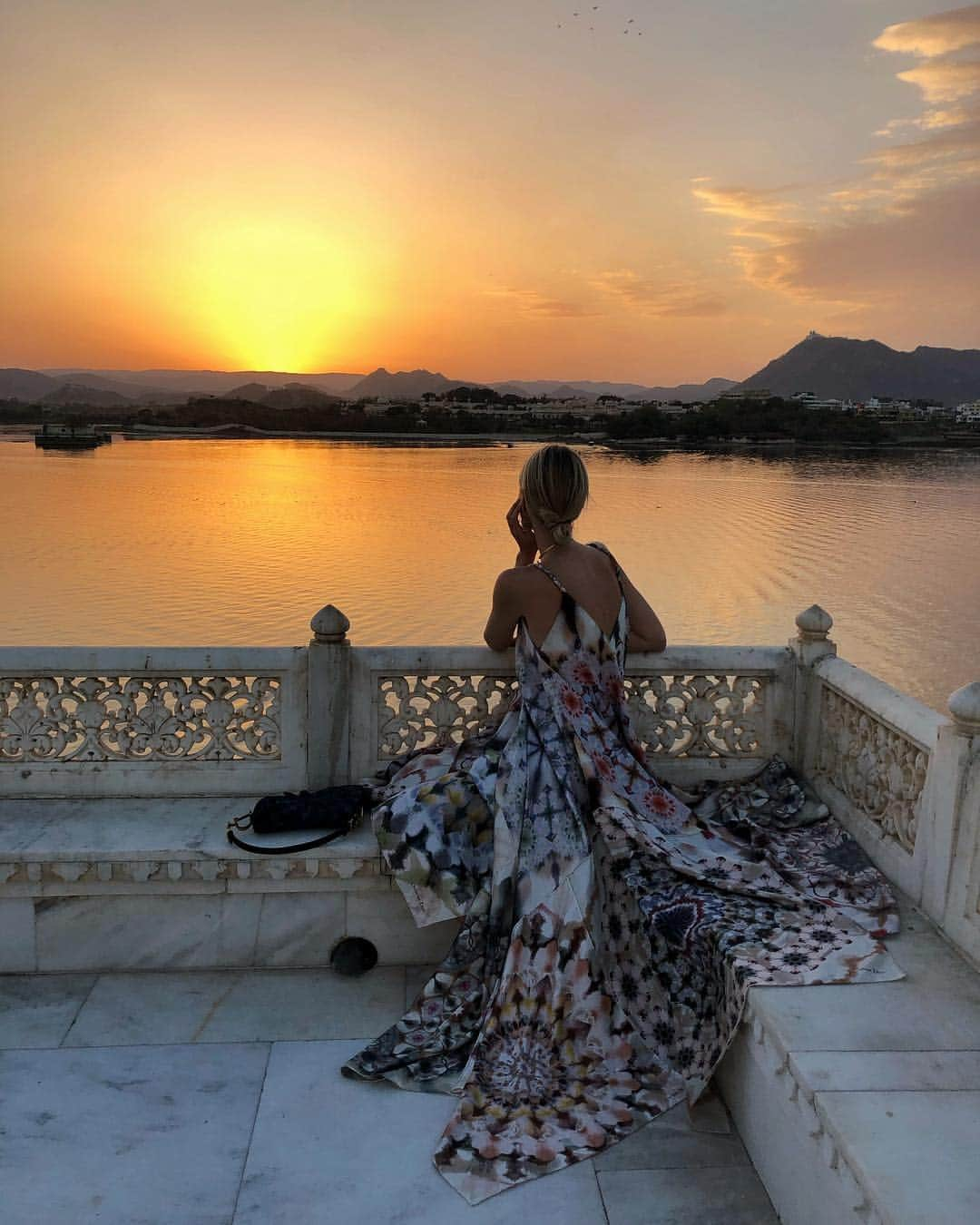 レオニー・ハンネさんのインスタグラム写真 - (レオニー・ハンネInstagram)「I’ve never seen such colors... 🌅 Anzeige/Ad See my stories for a little spam from this sunset. 🤗 @dior #Dior #DiorSS19 #India #Udaipur」3月21日 3時07分 - leoniehanne