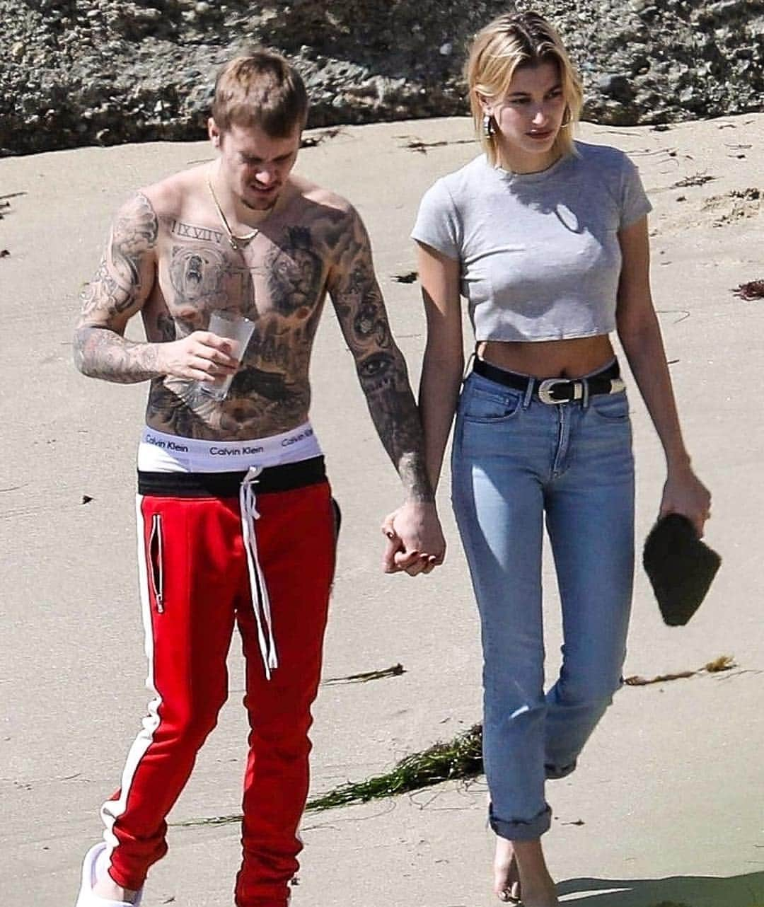 Just Jaredさんのインスタグラム写真 - (Just JaredInstagram)「@justinbieber and @haileybieber have a relaxing day at the beach together in these new photos.  #JustinBieber #HaileyBieber Photos: Backgrid」3月21日 3時13分 - justjared