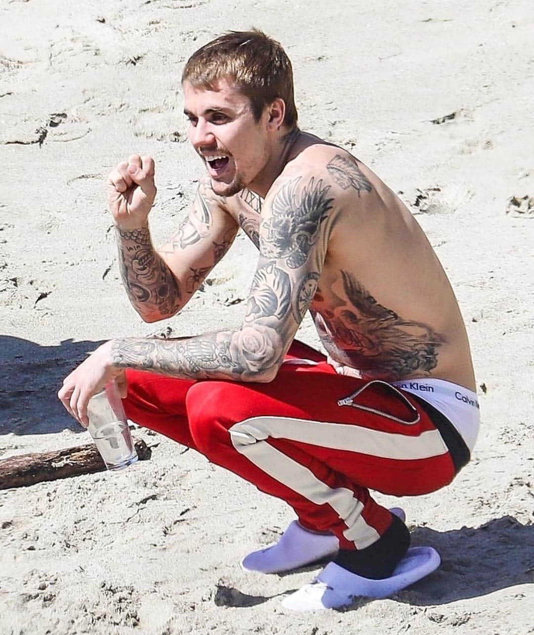 Just Jaredさんのインスタグラム写真 - (Just JaredInstagram)「@justinbieber and @haileybieber have a relaxing day at the beach together in these new photos.  #JustinBieber #HaileyBieber Photos: Backgrid」3月21日 3時13分 - justjared