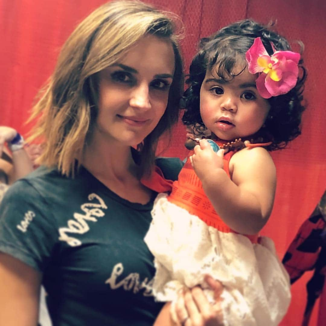 レイチェル・リー・クックさんのインスタグラム写真 - (レイチェル・リー・クックInstagram)「baby #moana ! I can’t even with how cute this kiddo is. You’re welcome. 🌴🌸」3月21日 3時16分 - rachaelleighcook