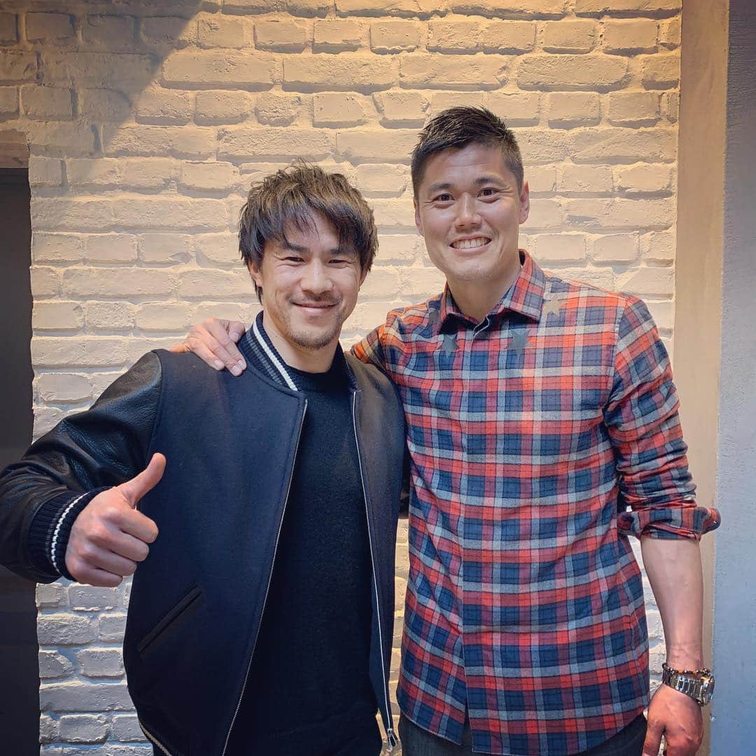 岡崎慎司のインスタグラム：「川島の兄貴。👊👊 今回は家族共々お世話なりました。 ピッチでどれだけ吠えてもピッチ外では優しい兄貴。 まだまだ食欲旺盛で成長が止まらないらしい。笑 俺が挑戦する何倍も挑戦し続けてる。しかも言い訳ひとつしない。 これからもそういう背中を追い続けますよ。🙏😊」