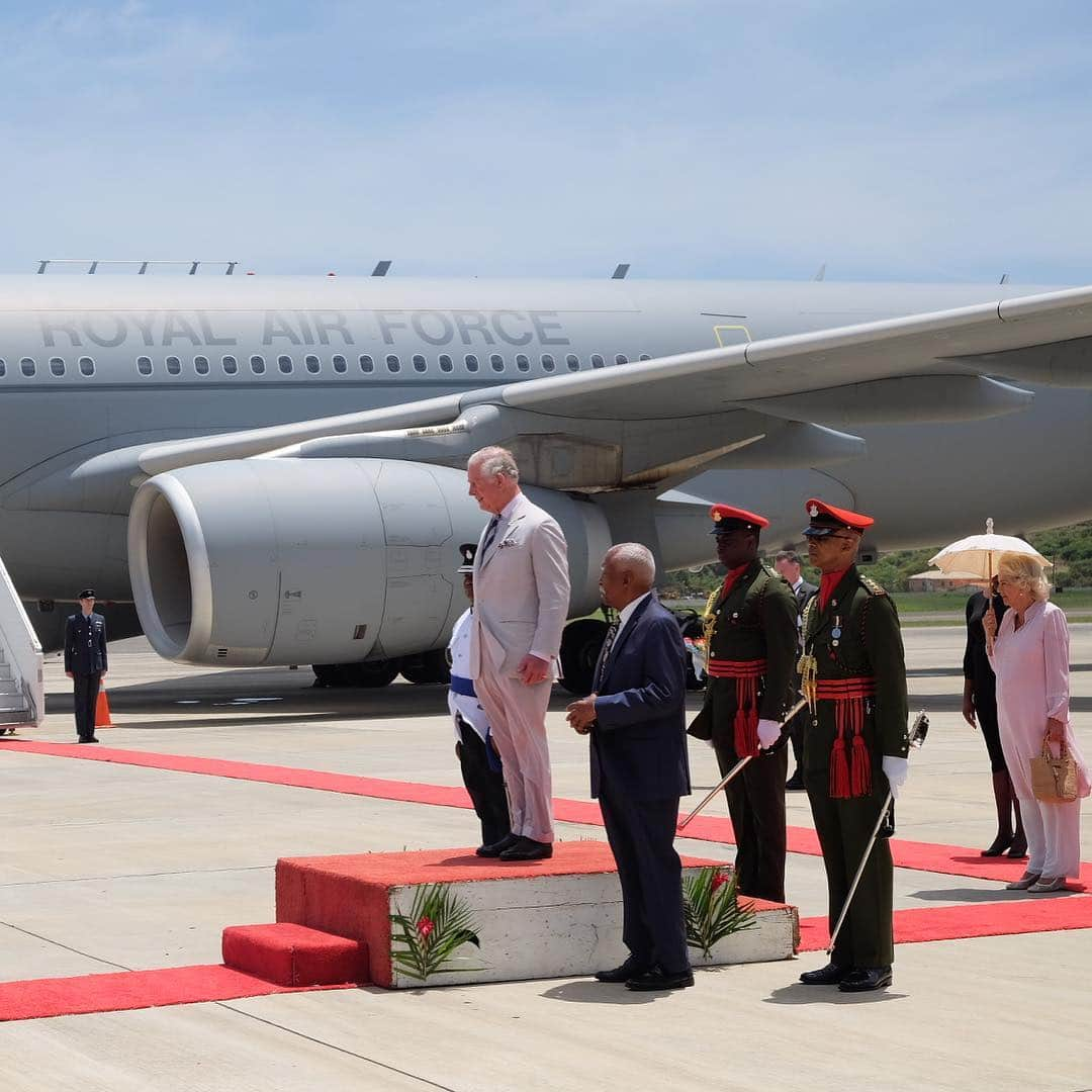 クラレンス邸さんのインスタグラム写真 - (クラレンス邸Instagram)「The Prince of Wales and The Duchess of Cornwall have arrived in St Vincent and The Grenadines for the Royal visit. 🇻🇨 TRH were met at the airport by a Guard of Honour and were greeted by the Governor-General, Sir Frederick Ballantyne, and The Prime Minister Ralph Gonsalves. Local schoolchildren and residents had also gathered to say hello. #RoyalVisitStVincent」3月21日 3時23分 - clarencehouse